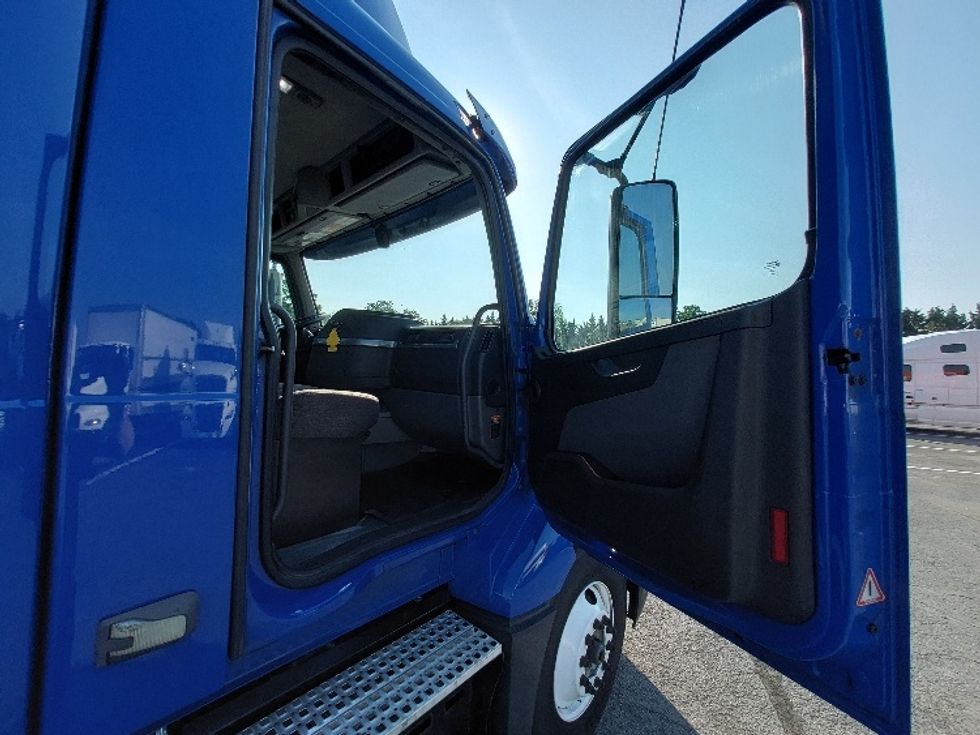 Day Cab Tractor-Heavy Duty Tractors-Volvo-2019-VNL64T300-Harrisburg-PA-748,402\n\t\tmiles-$ 25,000 - Image 12