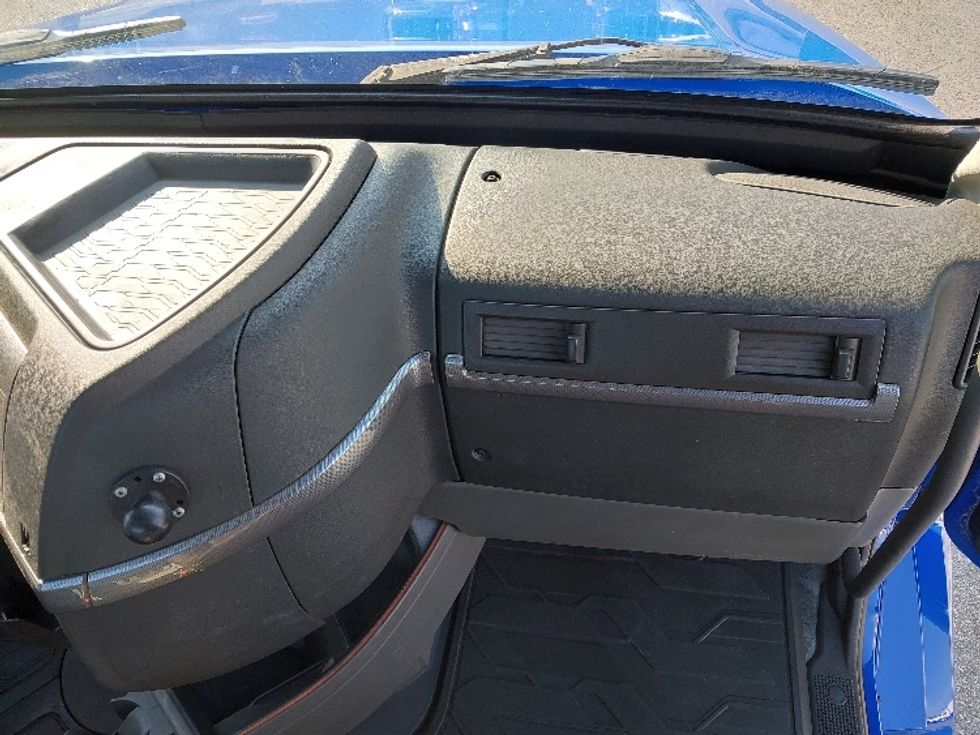 Day Cab Tractor-Heavy Duty Tractors-Volvo-2019-VNL64T300-Harrisburg-PA-748,402\n\t\tmiles-$ 25,000 - Image 13