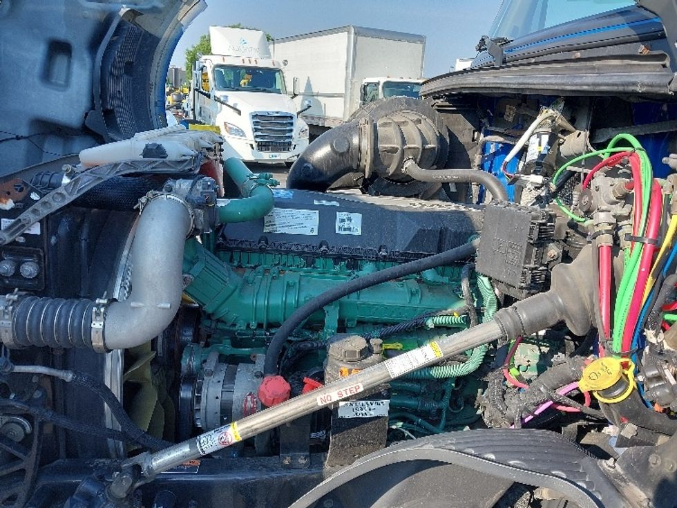 Day Cab Tractor-Heavy Duty Tractors-Volvo-2019-VNL64T300-Harrisburg-PA-748,402\n\t\tmiles-$ 25,000 - Image 16