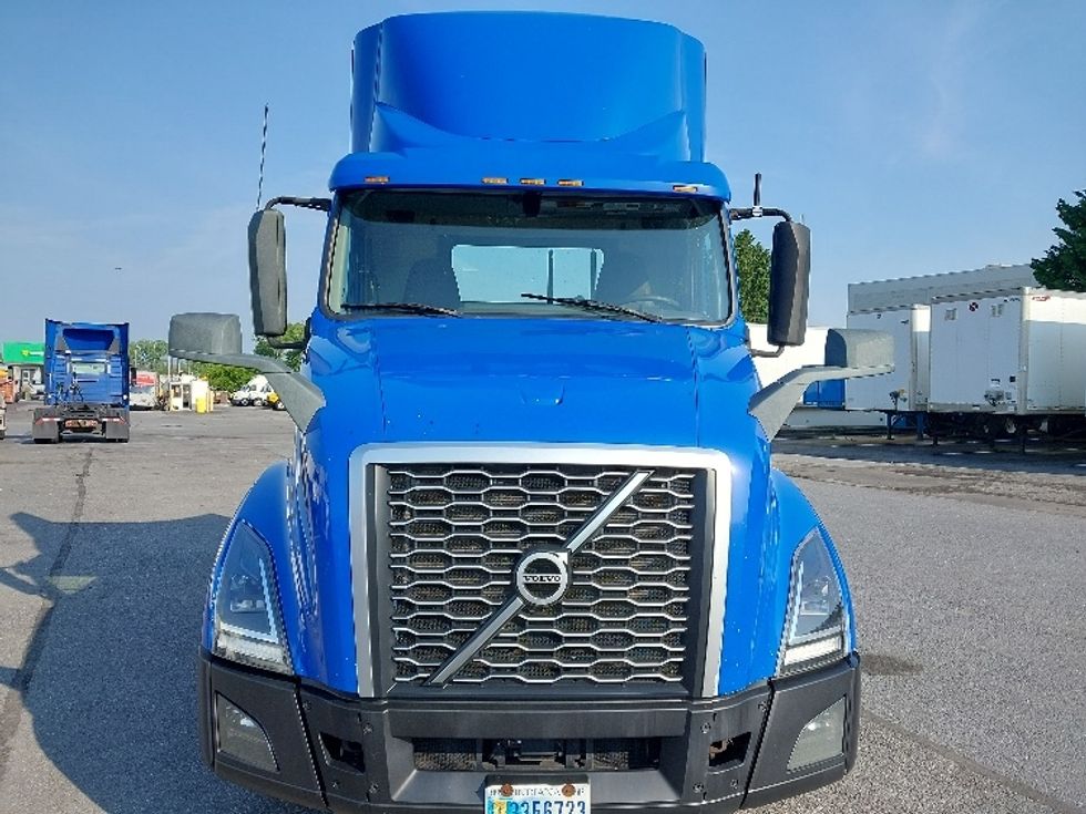 Day Cab Tractor-Heavy Duty Tractors-Volvo-2019-VNL64T300-Harrisburg-PA-748,402\n\t\tmiles-$ 25,000 - Image 2