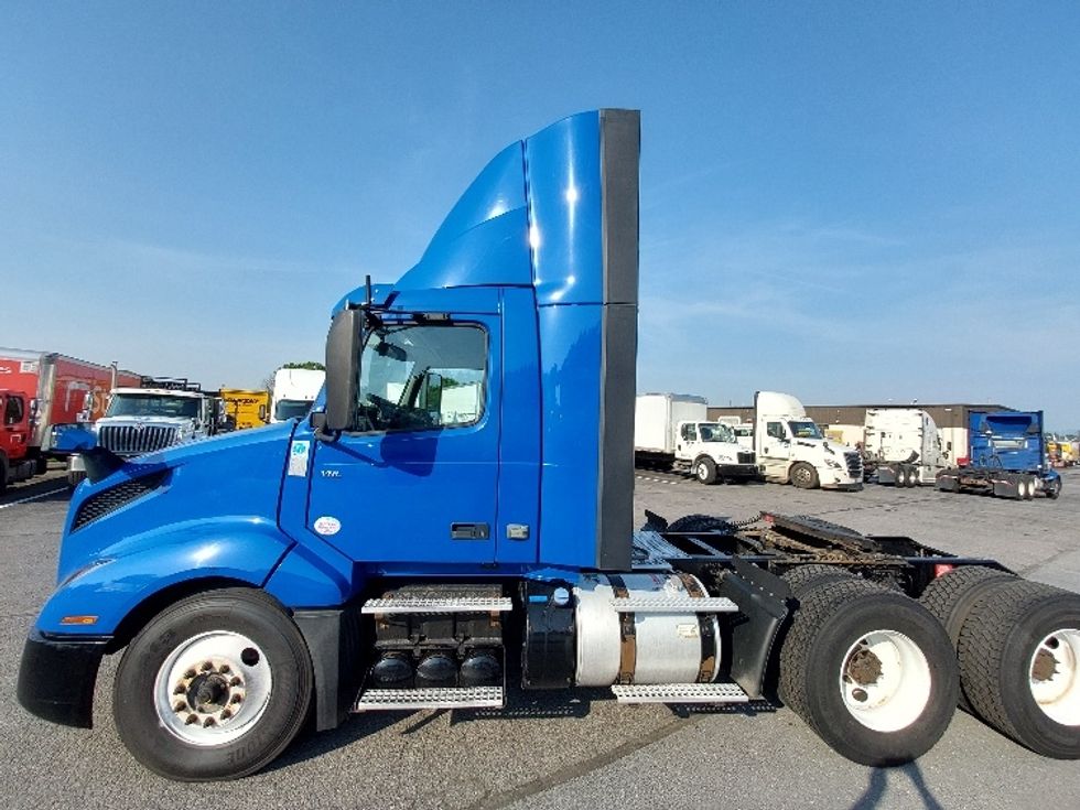 Day Cab Tractor-Heavy Duty Tractors-Volvo-2019-VNL64T300-Harrisburg-PA-748,402\n\t\tmiles-$ 25,000 - Image 4