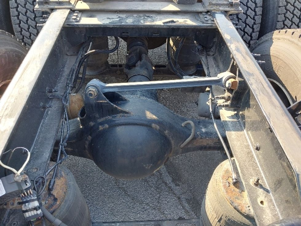 Day Cab Tractor-Heavy Duty Tractors-Volvo-2019-VNL64T300-Harrisburg-PA-748,402\n\t\tmiles-$ 25,000 - Image 6