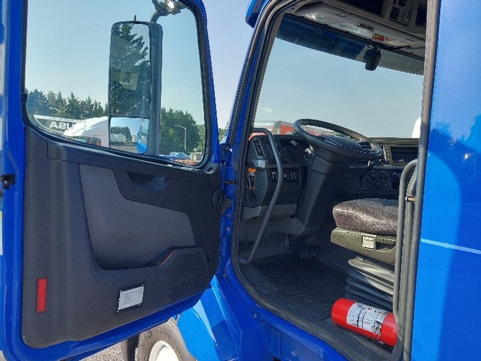 Day Cab Tractor-Heavy Duty Tractors-Volvo-2019-VNL64T300-Harrisburg-PA-748,402\n\t\tmiles-$ 25,000 - Image 9