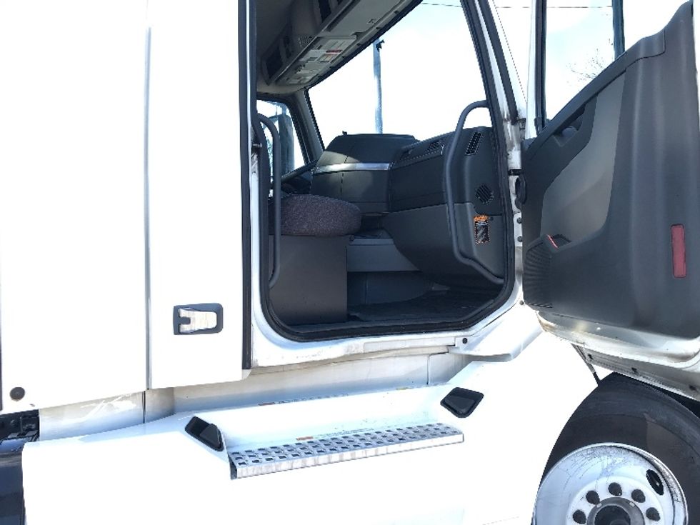 Day Cab Tractor-Heavy Duty Tractors-Volvo-2019-VNL64T300-Homewood-AL-684,557\n\t\tmiles-$ 27,500 - Image 11