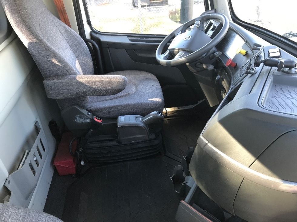 Day Cab Tractor-Heavy Duty Tractors-Volvo-2019-VNL64T300-Homewood-AL-684,557\n\t\tmiles-$ 27,500 - Image 13