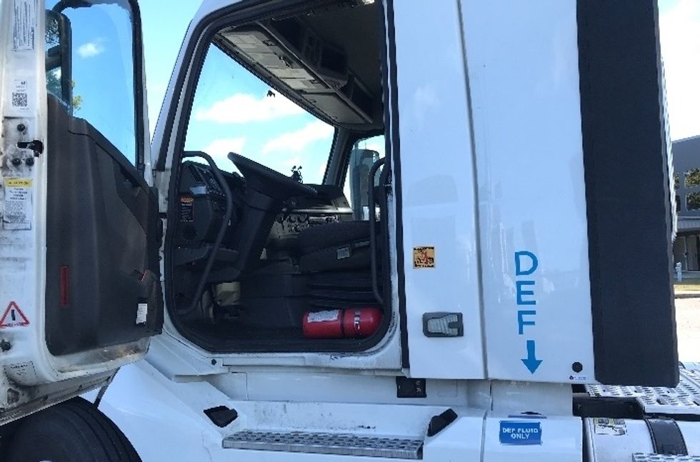 Day Cab Tractor-Heavy Duty Tractors-Volvo-2019-VNL64T300-Homewood-AL-684,557\n\t\tmiles-$ 27,500 - Image 8