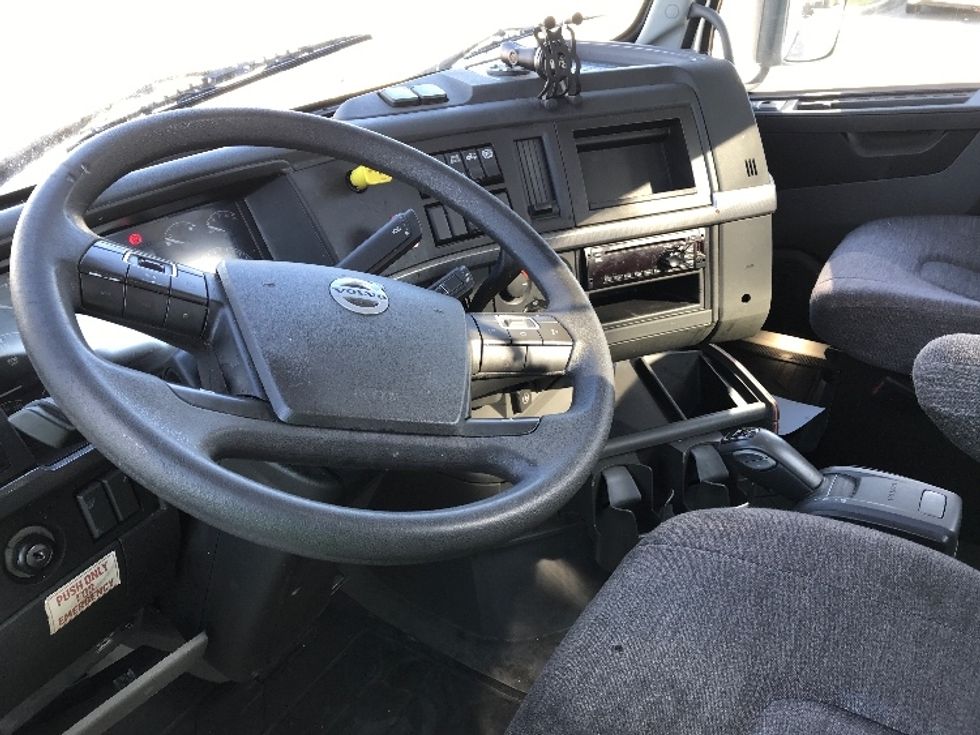 Day Cab Tractor-Heavy Duty Tractors-Volvo-2019-VNL64T300-Homewood-AL-684,557\n\t\tmiles-$ 27,500 - Image 9
