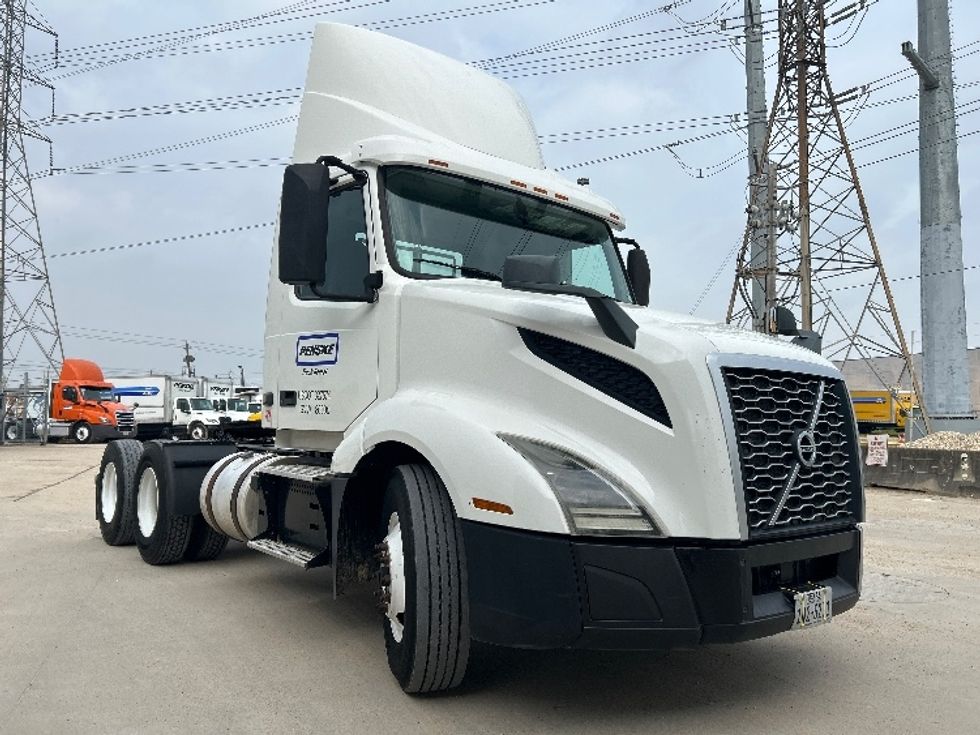 Day Cab Tractor-Heavy Duty Tractors-Volvo-2019-VNL64T300-Houston-TX-396,215\n\t\tmiles-$ 46,000 - Image 1