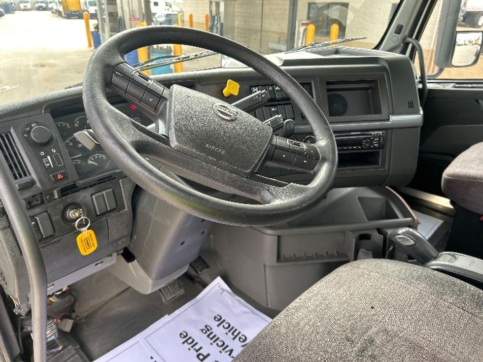 Day Cab Tractor-Heavy Duty Tractors-Volvo-2019-VNL64T300-Houston-TX-396,215\n\t\tmiles-$ 46,000 - Image 10