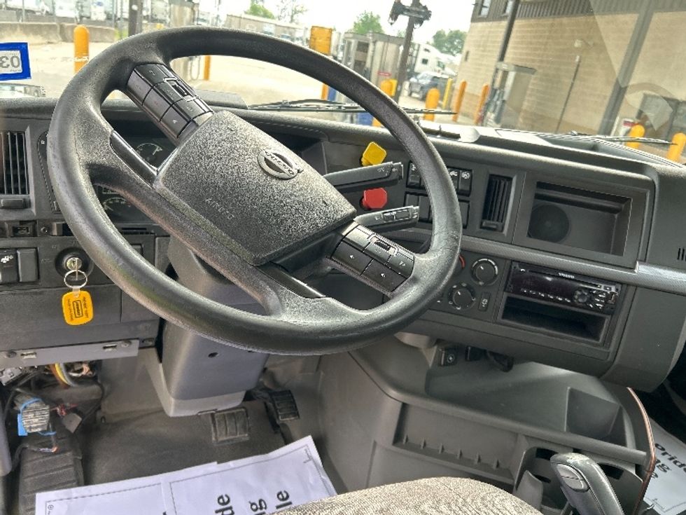 Day Cab Tractor-Heavy Duty Tractors-Volvo-2019-VNL64T300-Houston-TX-396,215\n\t\tmiles-$ 46,000 - Image 11
