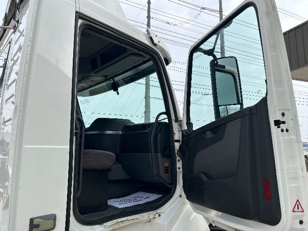 Day Cab Tractor-Heavy Duty Tractors-Volvo-2019-VNL64T300-Houston-TX-396,215\n\t\tmiles-$ 46,000 - Image 12