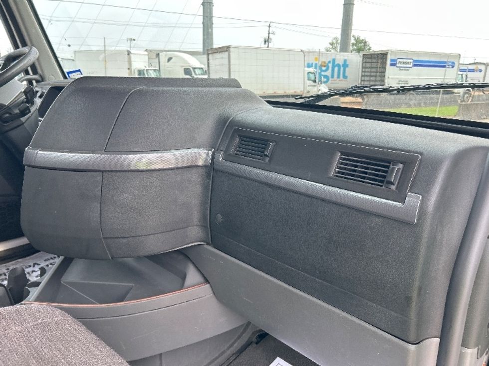 Day Cab Tractor-Heavy Duty Tractors-Volvo-2019-VNL64T300-Houston-TX-396,215\n\t\tmiles-$ 46,000 - Image 13