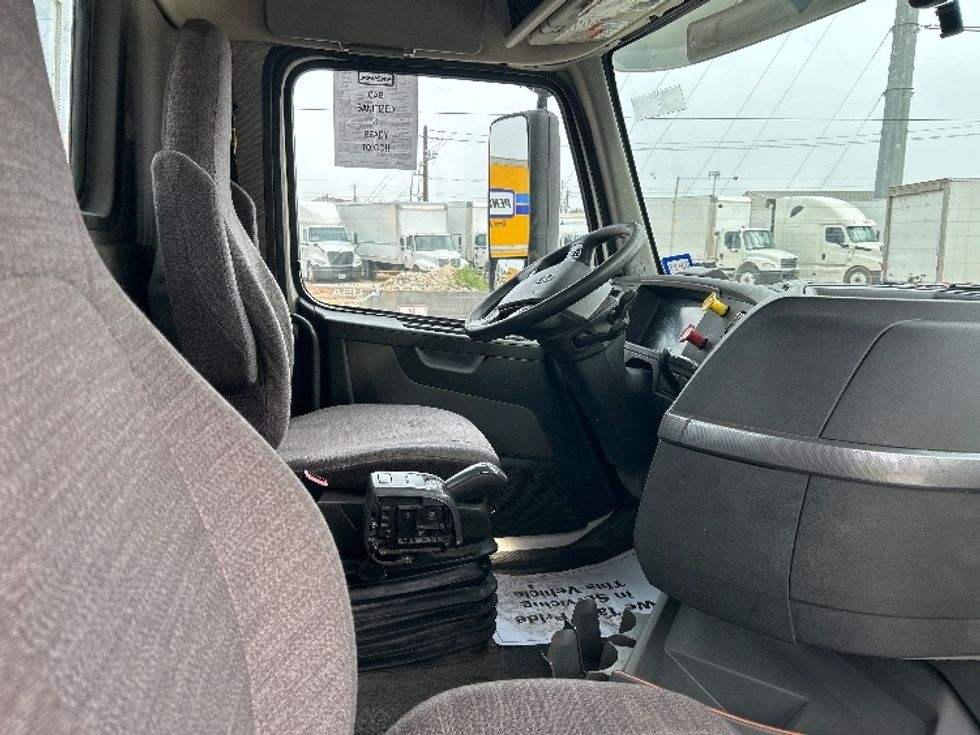 Day Cab Tractor-Heavy Duty Tractors-Volvo-2019-VNL64T300-Houston-TX-396,215\n\t\tmiles-$ 46,000 - Image 14