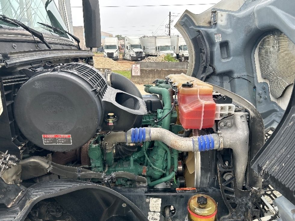 Day Cab Tractor-Heavy Duty Tractors-Volvo-2019-VNL64T300-Houston-TX-396,215\n\t\tmiles-$ 46,000 - Image 15
