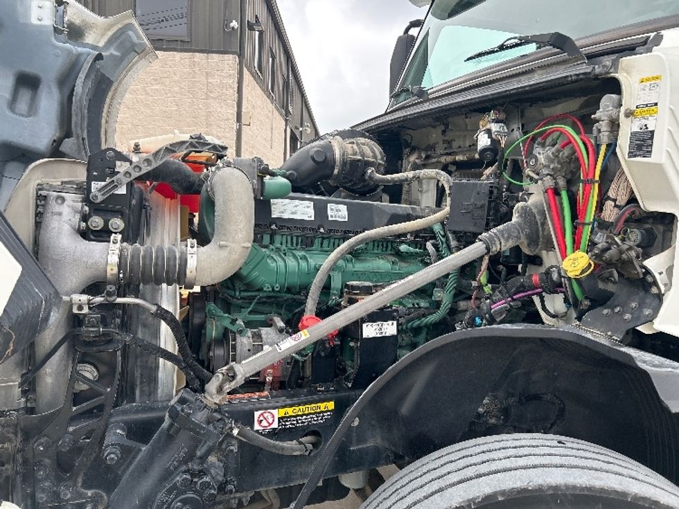 Day Cab Tractor-Heavy Duty Tractors-Volvo-2019-VNL64T300-Houston-TX-396,215\n\t\tmiles-$ 46,000 - Image 16