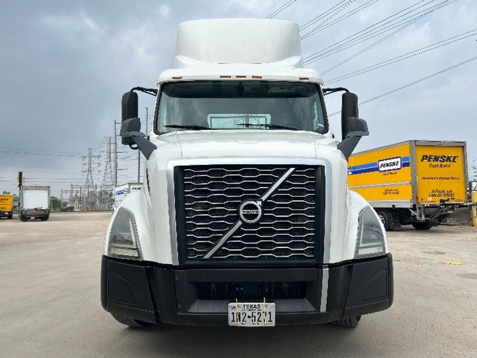 Day Cab Tractor-Heavy Duty Tractors-Volvo-2019-VNL64T300-Houston-TX-396,215\n\t\tmiles-$ 46,000 - Image 2