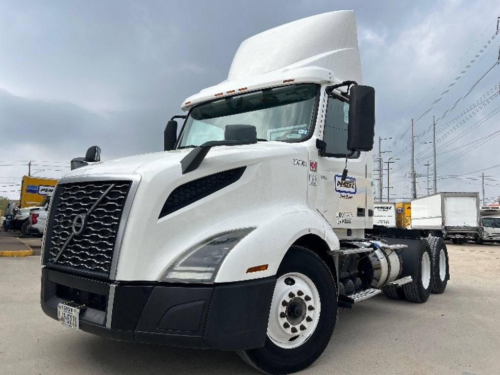 Day Cab Tractor-Heavy Duty Tractors-Volvo-2019-VNL64T300-Houston-TX-396,215\n\t\tmiles-$ 46,000 - Image 3
