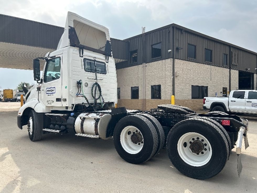 Day Cab Tractor-Heavy Duty Tractors-Volvo-2019-VNL64T300-Houston-TX-396,215\n\t\tmiles-$ 46,000 - Image 5