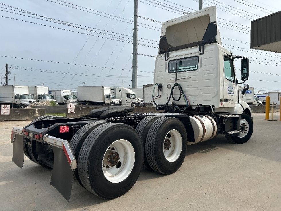 Day Cab Tractor-Heavy Duty Tractors-Volvo-2019-VNL64T300-Houston-TX-396,215\n\t\tmiles-$ 46,000 - Image 7