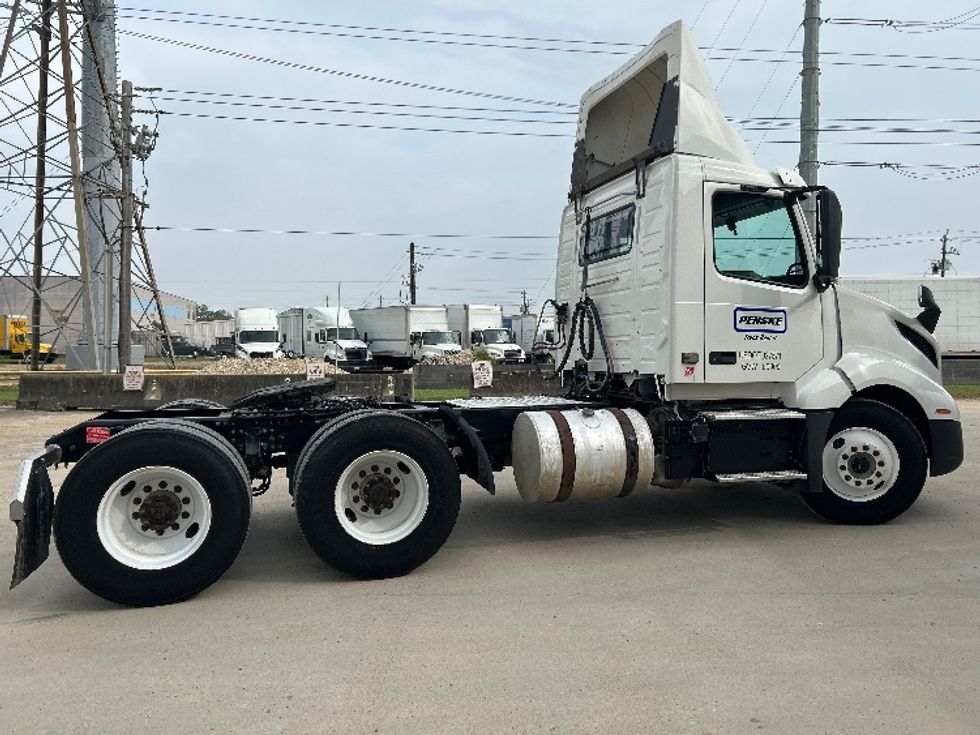 Day Cab Tractor-Heavy Duty Tractors-Volvo-2019-VNL64T300-Houston-TX-396,215\n\t\tmiles-$ 46,000 - Image 8