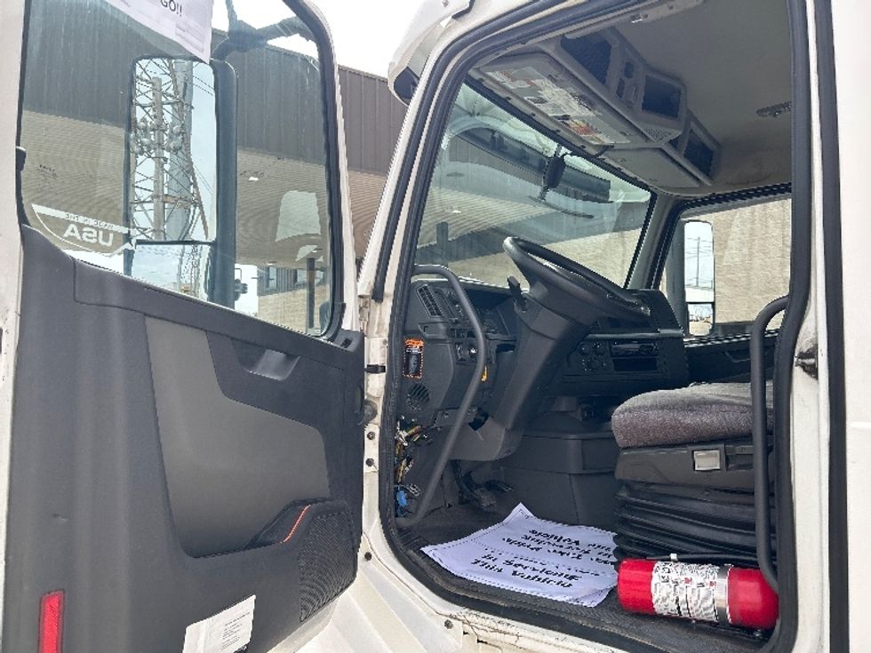 Day Cab Tractor-Heavy Duty Tractors-Volvo-2019-VNL64T300-Houston-TX-396,215\n\t\tmiles-$ 46,000 - Image 9