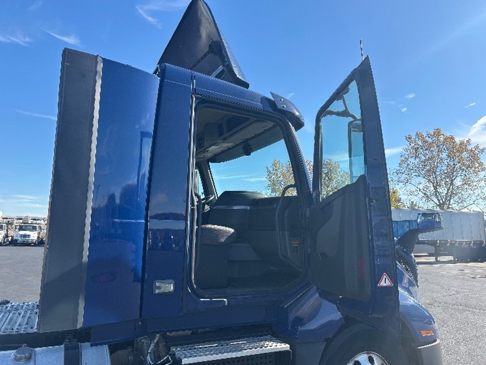 Day Cab Tractor-Heavy Duty Tractors-Volvo-2019-VNL64T300-Indianapolis-IN-276,461\n\t\tmiles-$ 48,250 - Image 12