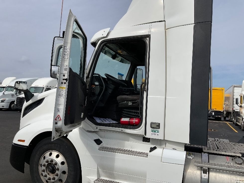 Day Cab Tractor-Heavy Duty Tractors-Volvo-2019-VNL64T300-Indianapolis-IN-534,947\n\t\tmiles-$ 34,000 - Image 9