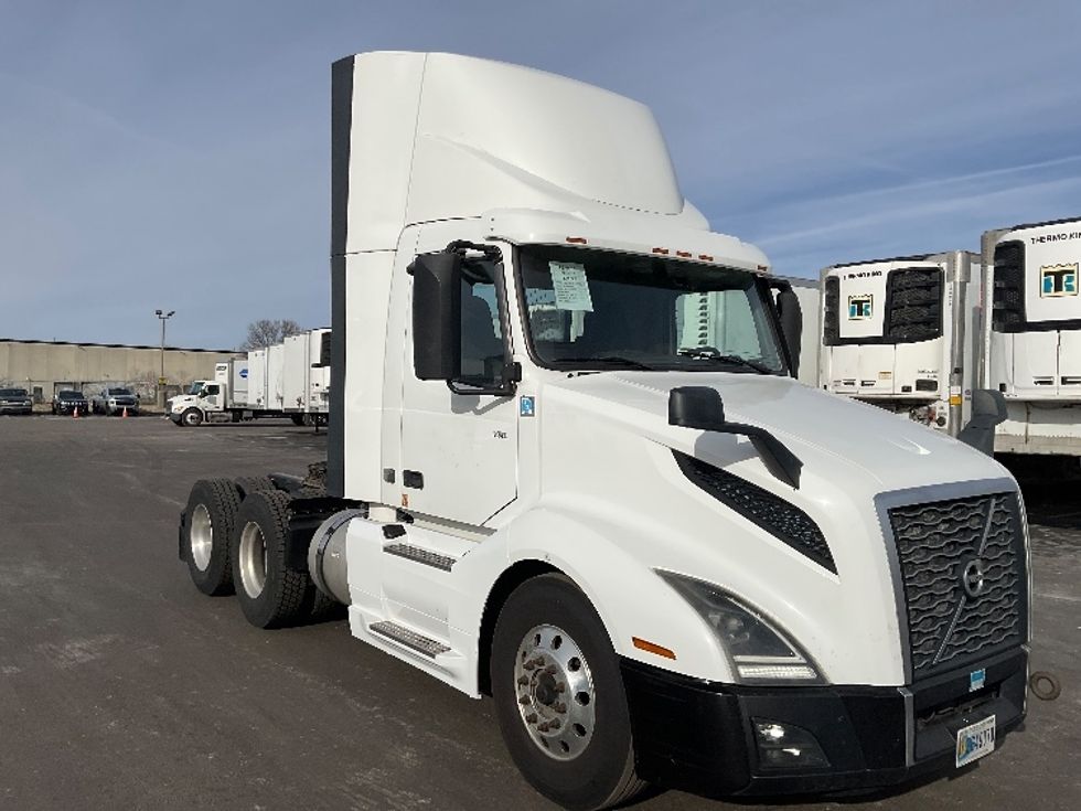 Day Cab Tractor-Heavy Duty Tractors-Volvo-2019-VNL64T300-Indianapolis-IN-595,652\n\t\tmiles-$ 28,750 - Image 1