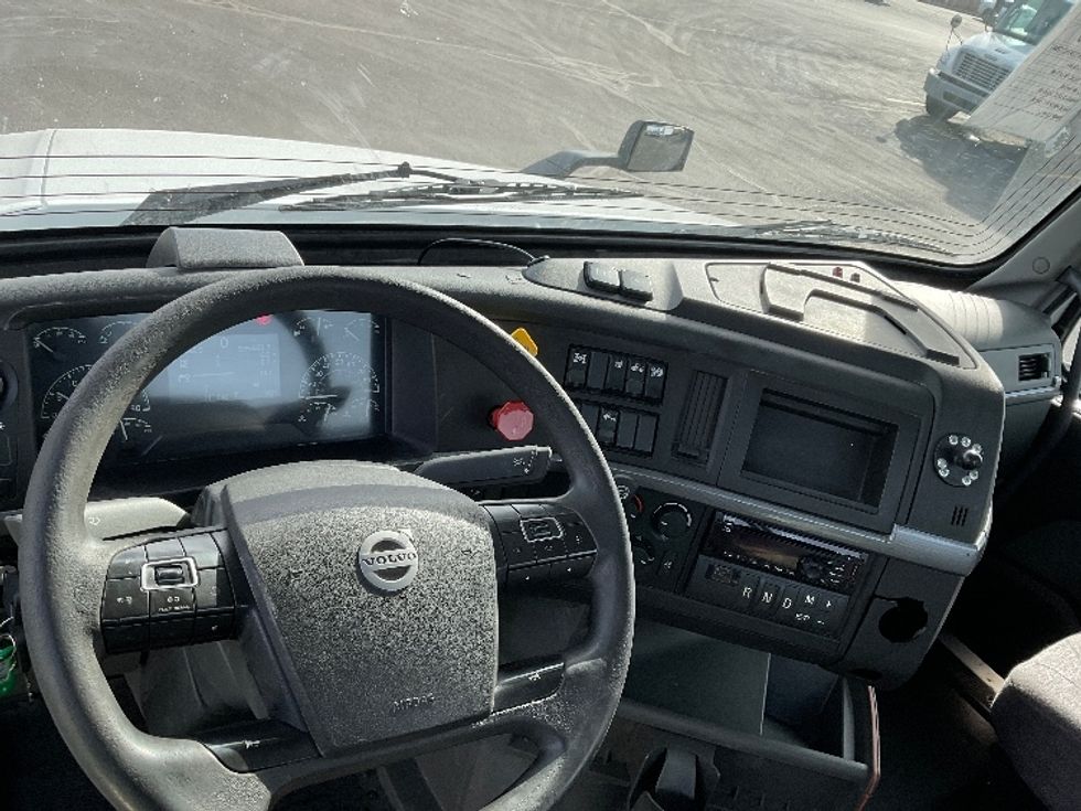 Day Cab Tractor-Heavy Duty Tractors-Volvo-2019-VNL64T300-Indianapolis-IN-595,652\n\t\tmiles-$ 28,750 - Image 11