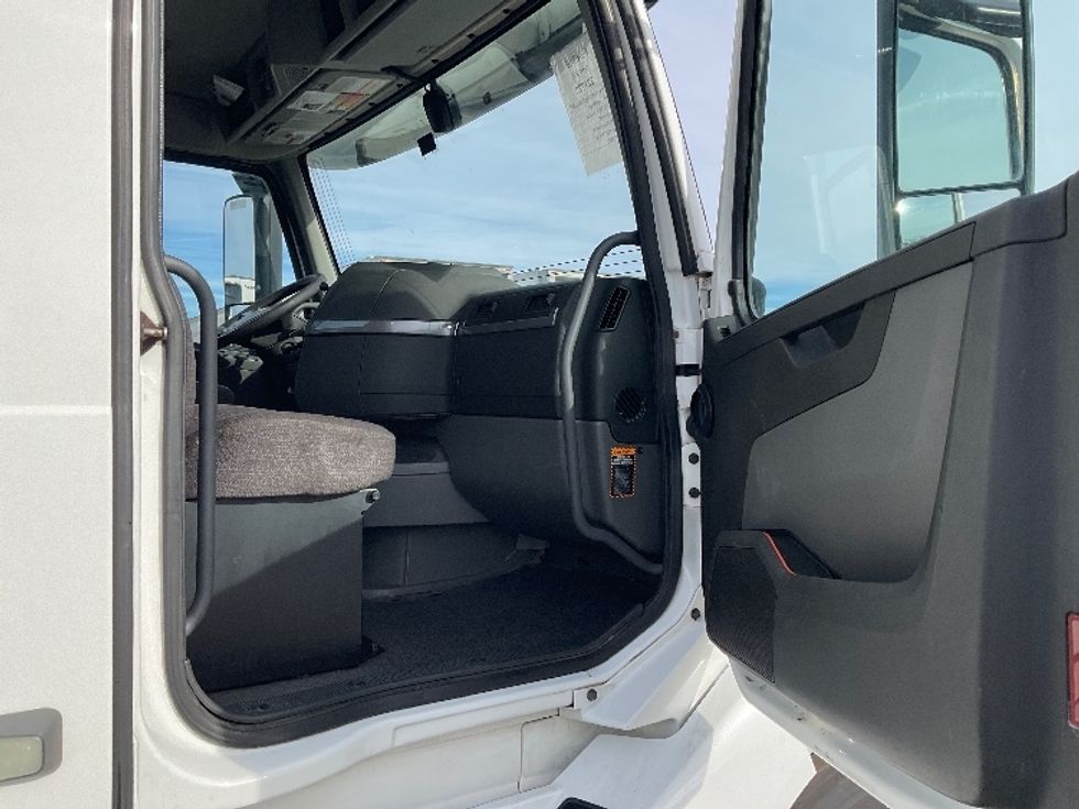 Day Cab Tractor-Heavy Duty Tractors-Volvo-2019-VNL64T300-Indianapolis-IN-595,652\n\t\tmiles-$ 28,750 - Image 12