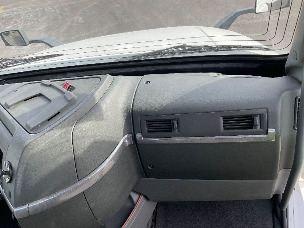 Day Cab Tractor-Heavy Duty Tractors-Volvo-2019-VNL64T300-Indianapolis-IN-595,652\n\t\tmiles-$ 28,750 - Image 13