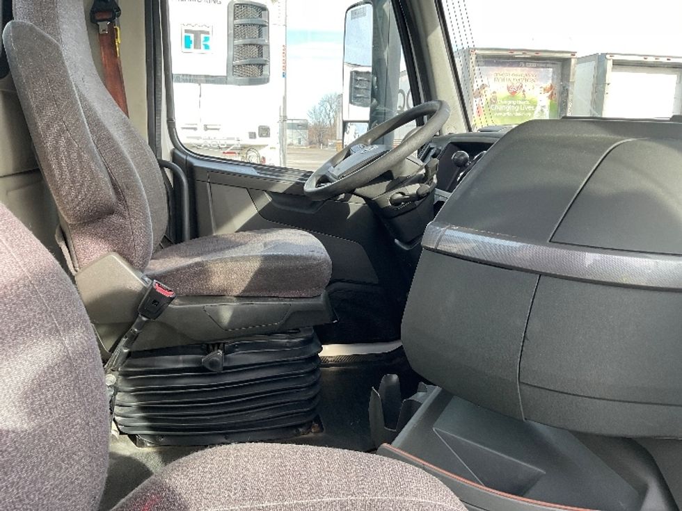 Day Cab Tractor-Heavy Duty Tractors-Volvo-2019-VNL64T300-Indianapolis-IN-595,652\n\t\tmiles-$ 28,750 - Image 14