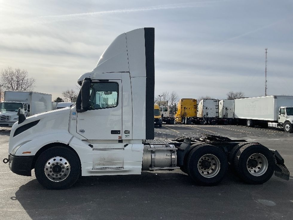 Day Cab Tractor-Heavy Duty Tractors-Volvo-2019-VNL64T300-Indianapolis-IN-595,652\n\t\tmiles-$ 28,750 - Image 4