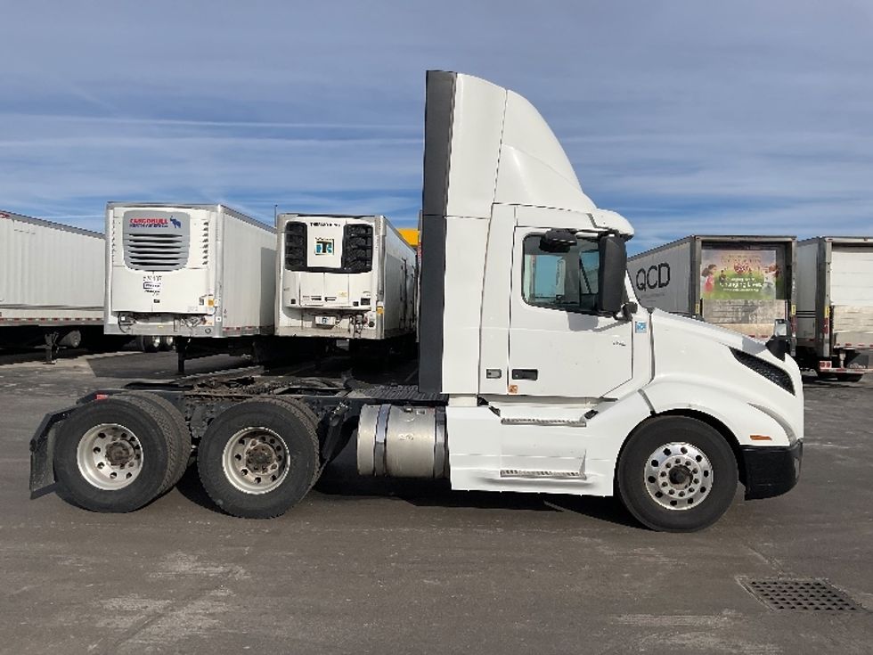 Day Cab Tractor-Heavy Duty Tractors-Volvo-2019-VNL64T300-Indianapolis-IN-595,652\n\t\tmiles-$ 28,750 - Image 8