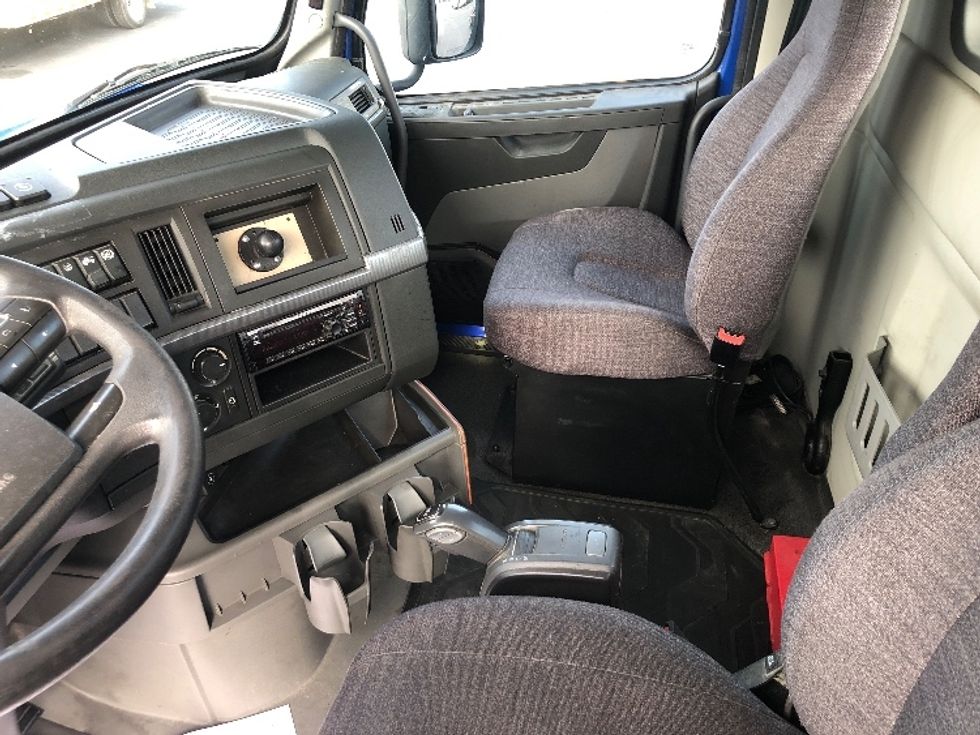Day Cab Tractor-Heavy Duty Tractors-Volvo-2019-VNL64T300-Indianapolis-IN-667,231\n\t\tmiles-$ 24,000 - Image 10