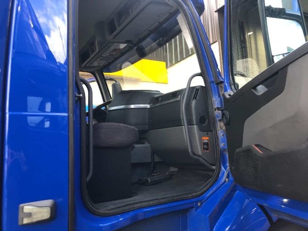 Day Cab Tractor-Heavy Duty Tractors-Volvo-2019-VNL64T300-Indianapolis-IN-667,231\n\t\tmiles-$ 24,000 - Image 11