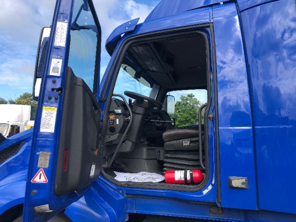 Day Cab Tractor-Heavy Duty Tractors-Volvo-2019-VNL64T300-Indianapolis-IN-667,231\n\t\tmiles-$ 24,000 - Image 9