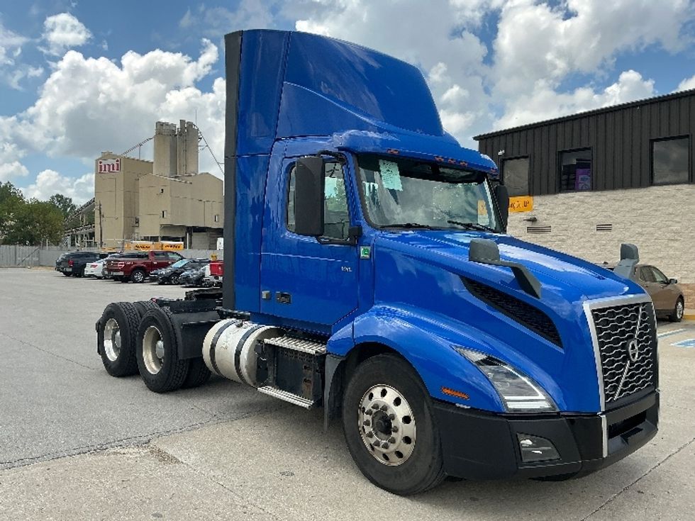 Day Cab Tractor-Heavy Duty Tractors-Volvo-2019-VNL64T300-Indianapolis-IN-812,641\n\t\tmiles-$ 25,000 - Image 1
