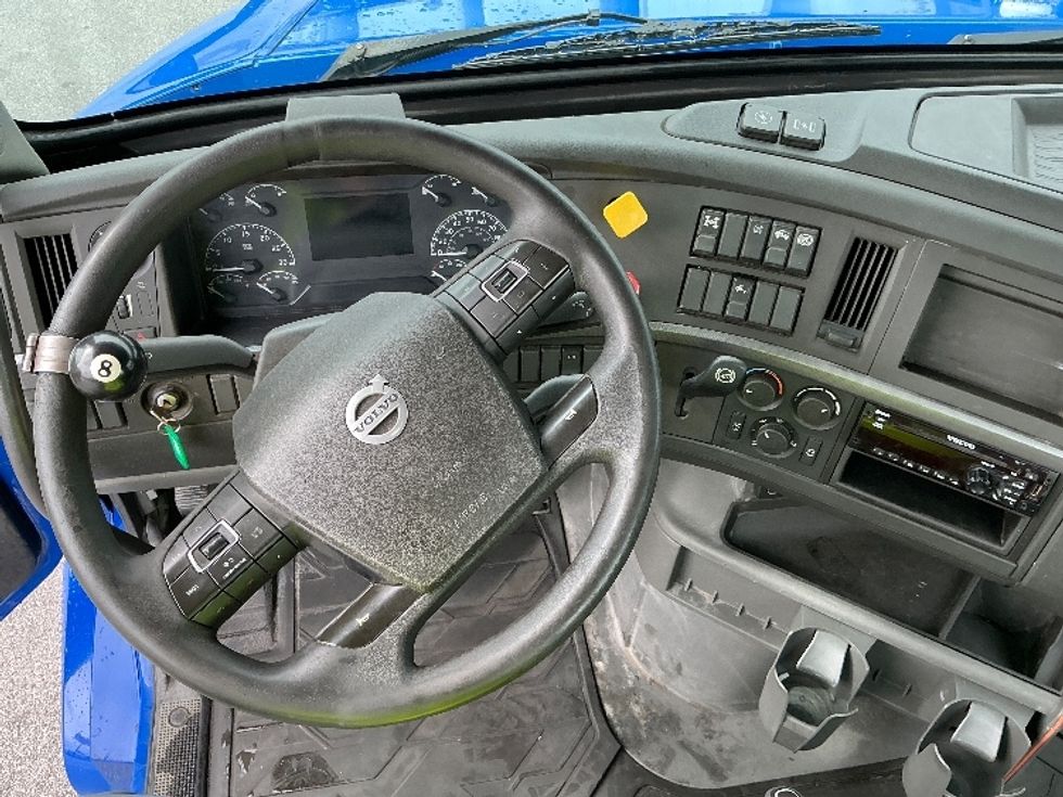 Day Cab Tractor-Heavy Duty Tractors-Volvo-2019-VNL64T300-Indianapolis-IN-812,641\n\t\tmiles-$ 25,000 - Image 11