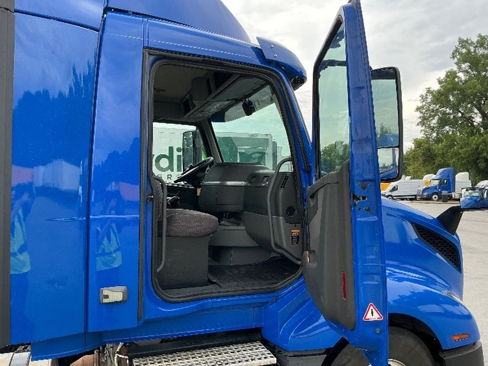 Day Cab Tractor-Heavy Duty Tractors-Volvo-2019-VNL64T300-Indianapolis-IN-812,641\n\t\tmiles-$ 25,000 - Image 12