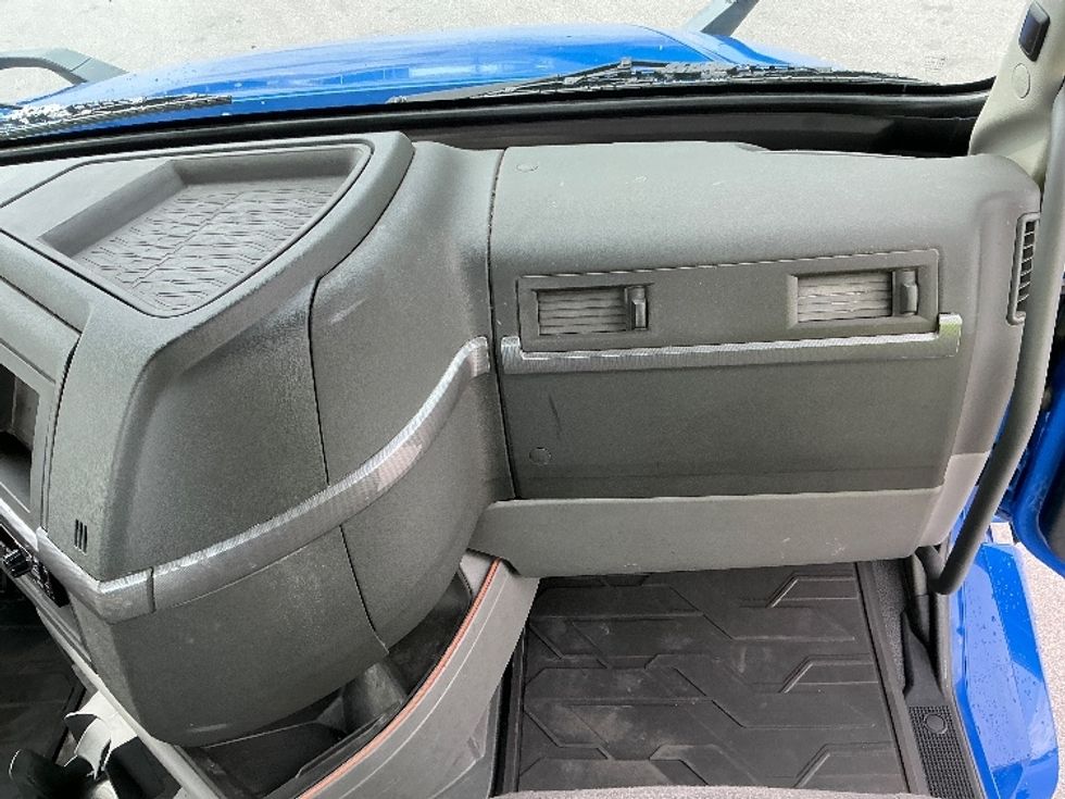 Day Cab Tractor-Heavy Duty Tractors-Volvo-2019-VNL64T300-Indianapolis-IN-812,641\n\t\tmiles-$ 25,000 - Image 13