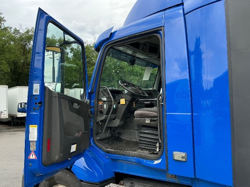 Day Cab Tractor-Heavy Duty Tractors-Volvo-2019-VNL64T300-Indianapolis-IN-812,641\n\t\tmiles-$ 25,000 - Image 9