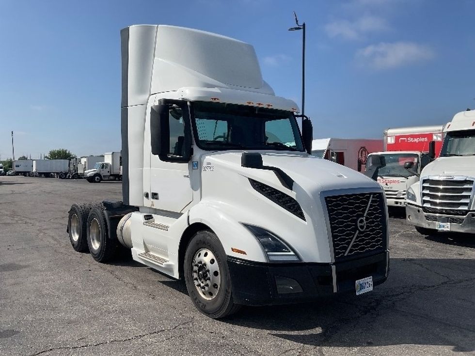 Day Cab Tractor-Heavy Duty Tractors-Volvo-2019-VNL64T300-Kansas City-MO-584,362\n\t\tmiles-$ 30,750 - Image 1