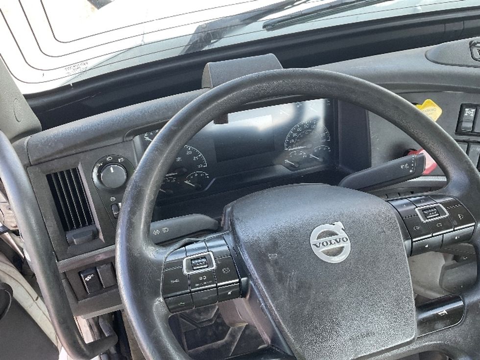 Day Cab Tractor-Heavy Duty Tractors-Volvo-2019-VNL64T300-Kansas City-MO-584,362\n\t\tmiles-$ 30,750 - Image 11