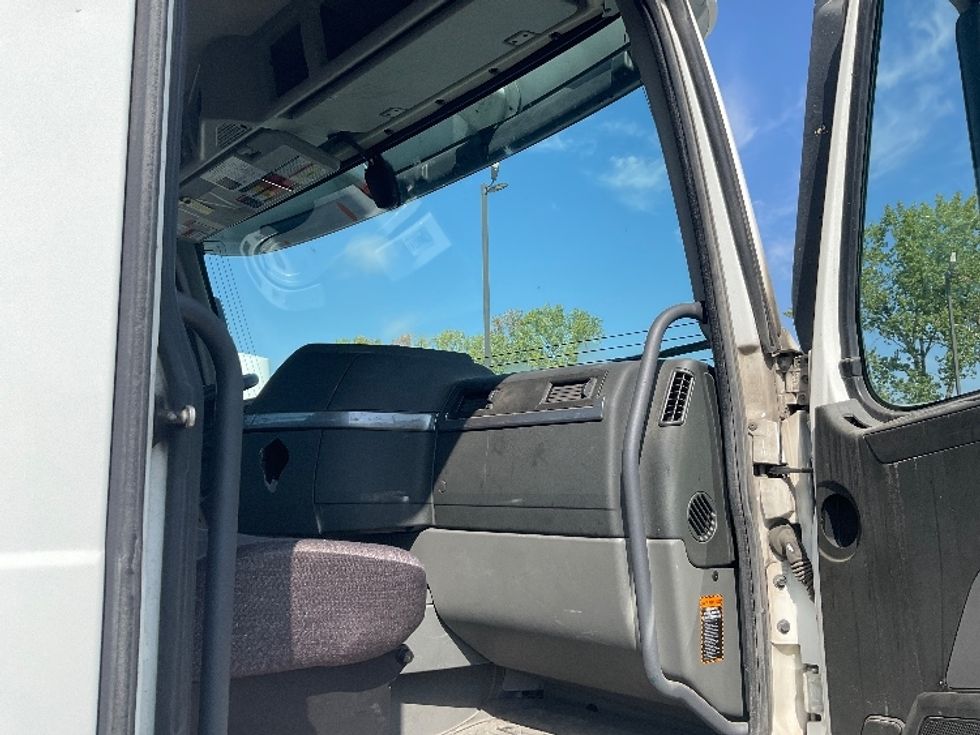 Day Cab Tractor-Heavy Duty Tractors-Volvo-2019-VNL64T300-Kansas City-MO-584,362\n\t\tmiles-$ 30,750 - Image 12