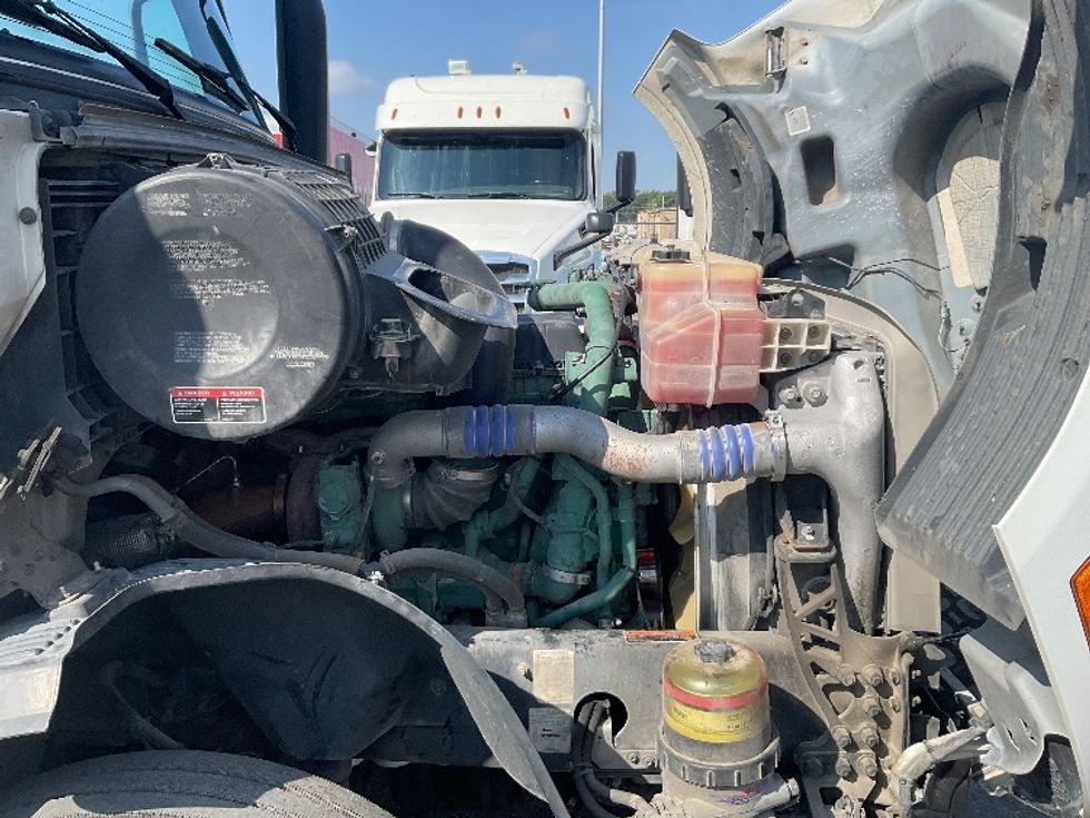 Day Cab Tractor-Heavy Duty Tractors-Volvo-2019-VNL64T300-Kansas City-MO-584,362\n\t\tmiles-$ 30,750 - Image 15