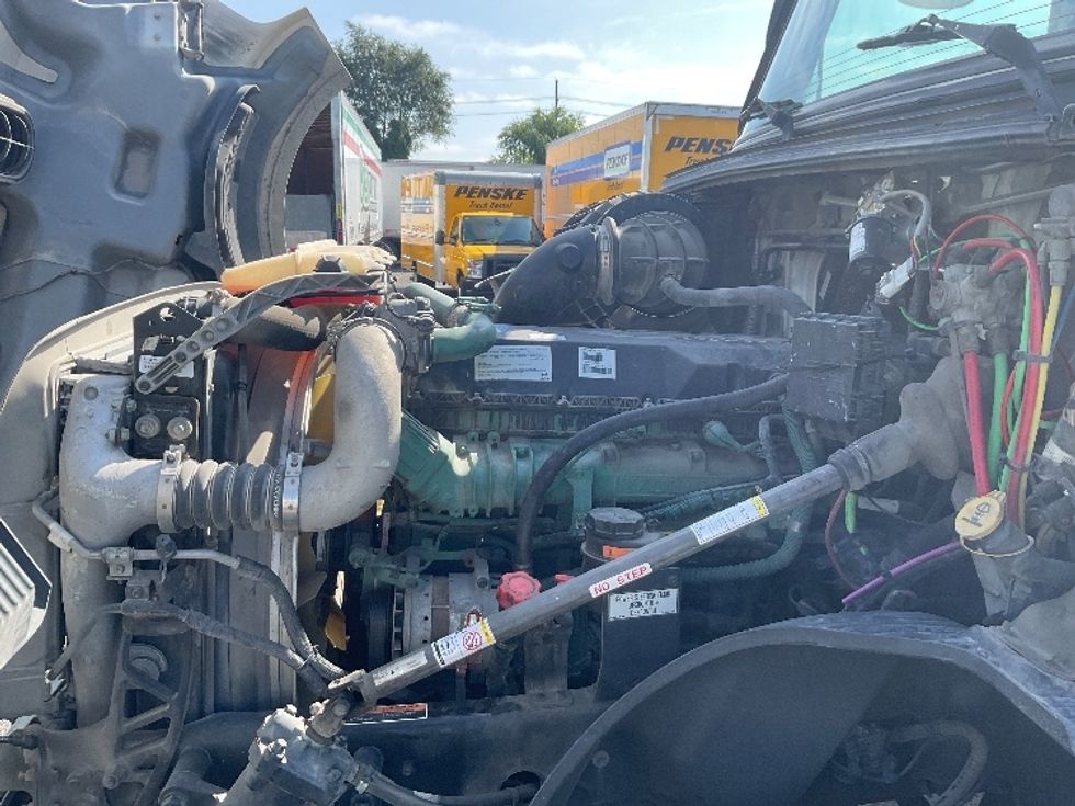 Day Cab Tractor-Heavy Duty Tractors-Volvo-2019-VNL64T300-Kansas City-MO-584,362\n\t\tmiles-$ 30,750 - Image 16