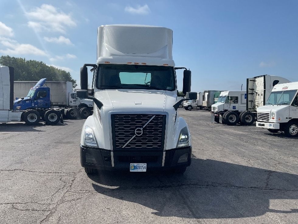 Day Cab Tractor-Heavy Duty Tractors-Volvo-2019-VNL64T300-Kansas City-MO-584,362\n\t\tmiles-$ 30,750 - Image 2