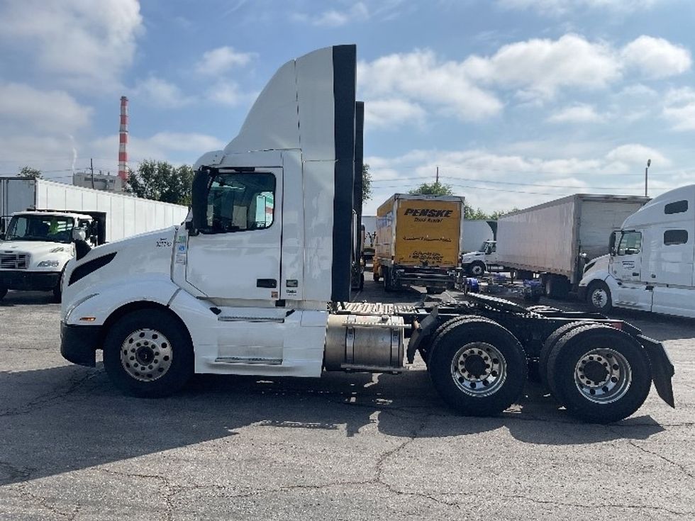 Day Cab Tractor-Heavy Duty Tractors-Volvo-2019-VNL64T300-Kansas City-MO-584,362\n\t\tmiles-$ 30,750 - Image 4
