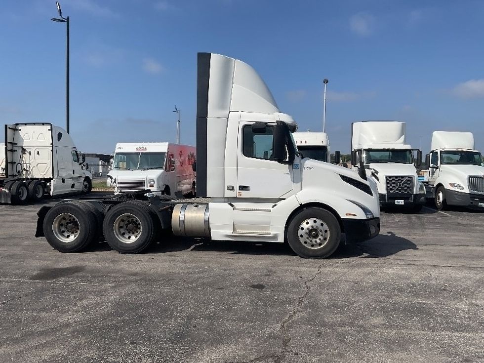 Day Cab Tractor-Heavy Duty Tractors-Volvo-2019-VNL64T300-Kansas City-MO-584,362\n\t\tmiles-$ 30,750 - Image 8